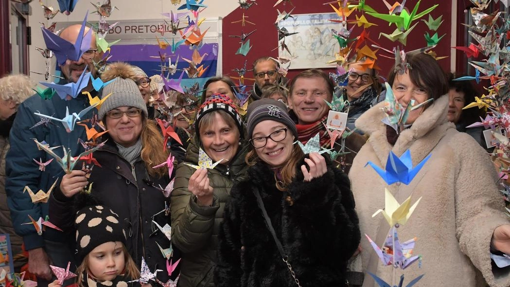 Nell’atrio del Comune ondeggiano 1.200 «Gru origami» per la Pace Le altre sono in un cestone «porteranno fortuna a chi ne prenderà una» Nell’atrio del Comune ondeggiano 1.200 «Gru origami» per la Pace Le altre sono in un cestone «porteranno fortuna a chi ne prenderà una»