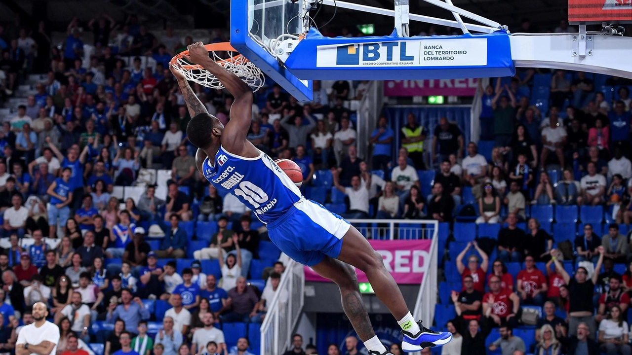 Una schiacciata dello statunitense Jason Burnell 27 anni nella prima sfida della serie vinta da Brescia per 89-77
