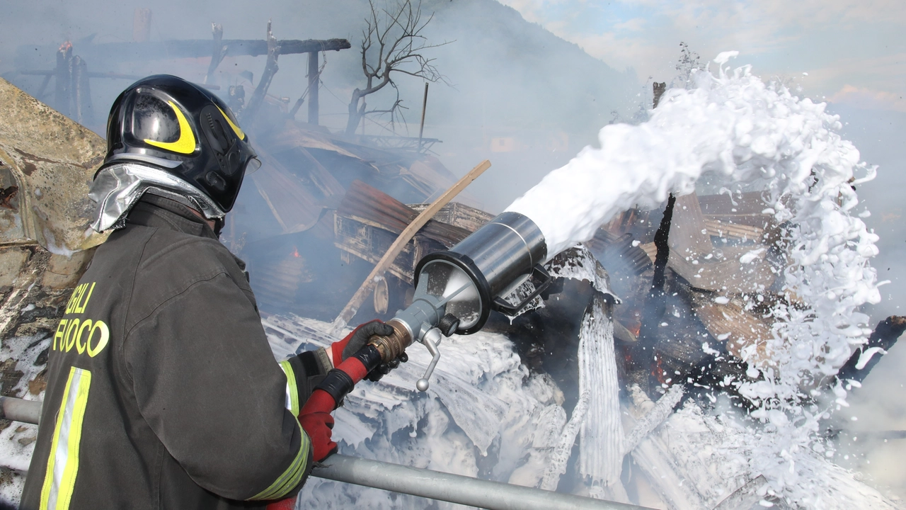 Vigili del fuoco in azione per un incendio di vaste proporzioni all’agriturismo Da Alberta in via Dosso Rigoletto a Teglio (FOTO ANSA/ANP) Vigili del fuoco in azione per un incendio di vaste proporzioni all’agriturismo Da Alberta in via Dosso Rigoletto a Teglio (FOTO ANSA/ANP)