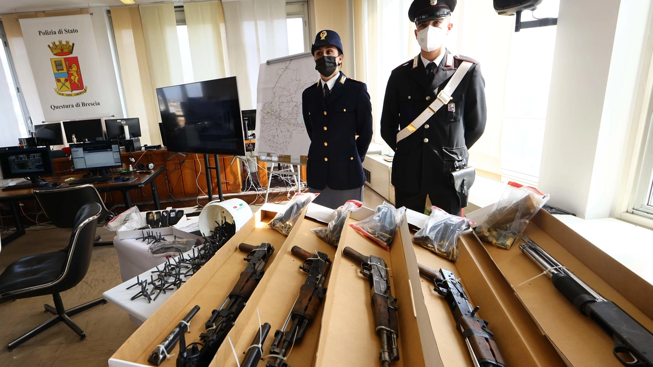 L'arsenale sequestrato dalla polizia del corso del blitz nel capannone L'arsenale sequestrato dalla polizia del corso del blitz nel capannone