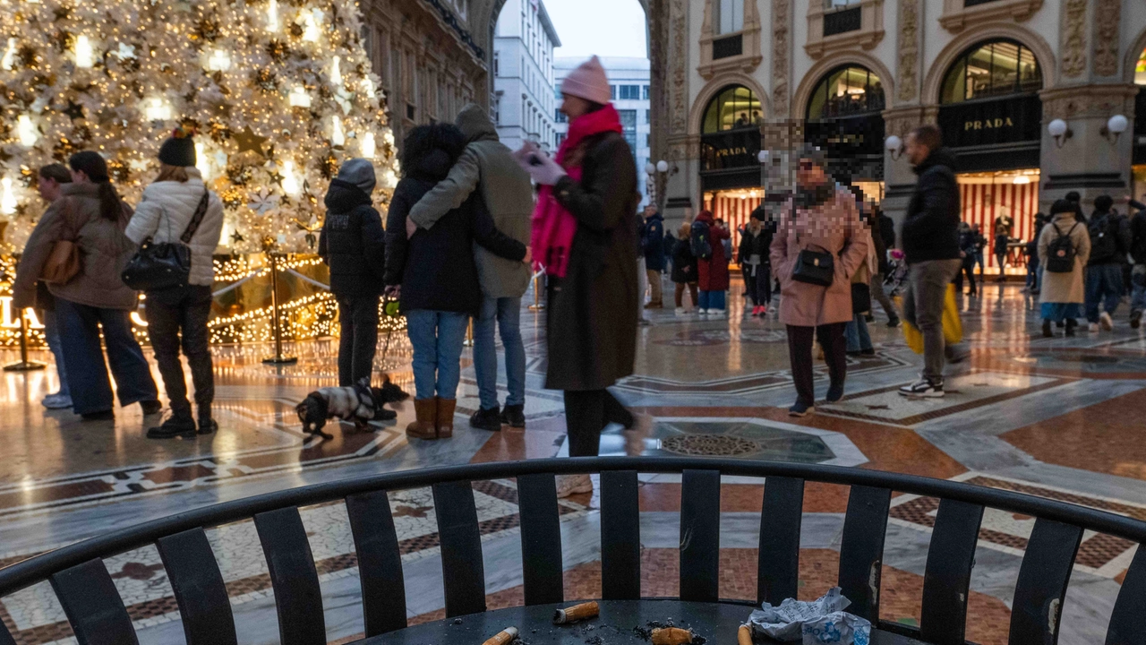 Divieto di fumo nei luoghi pubblici a Milano (Ansa/Andrea Fasani) Divieto di fumo nei luoghi pubblici a Milano (Ansa/Andrea Fasani)