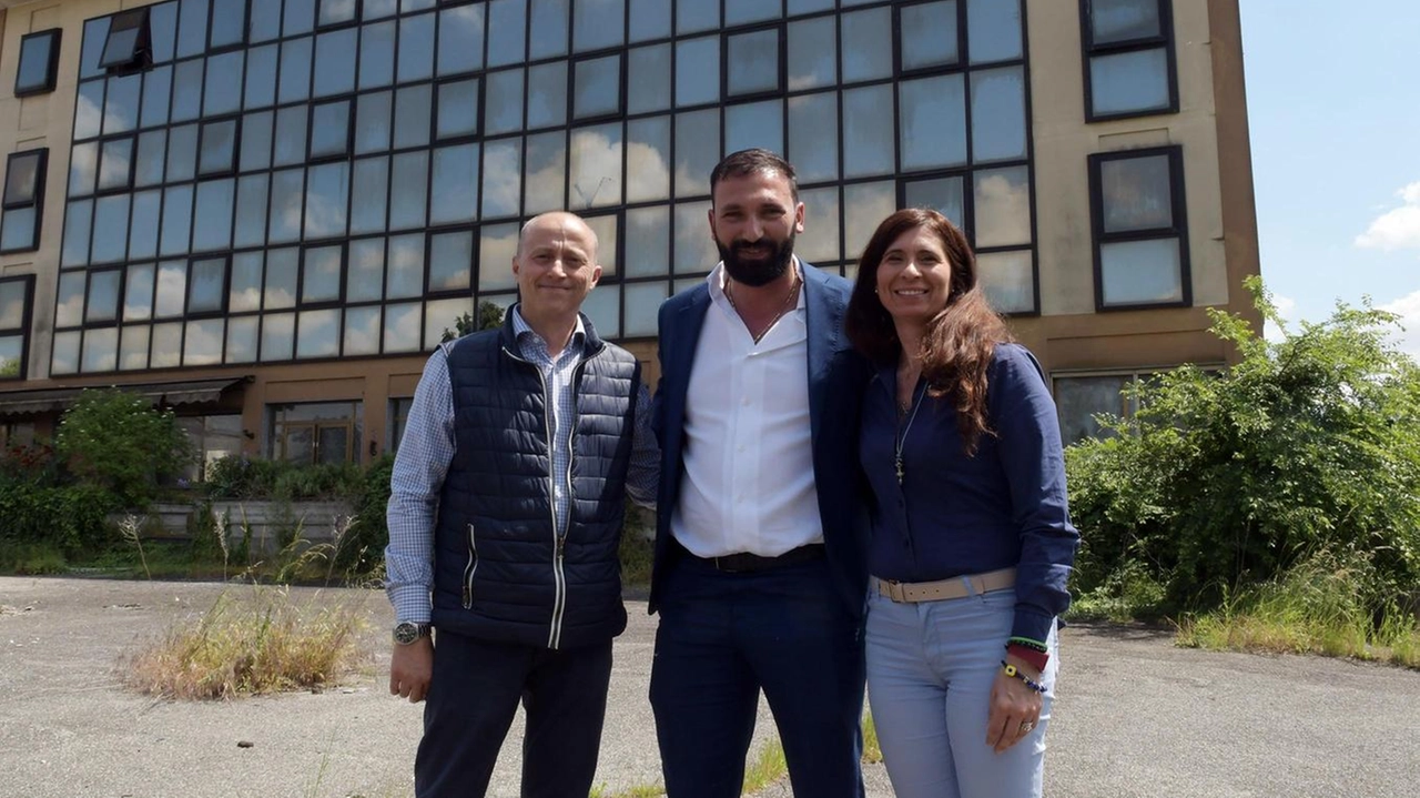 Il nuovo proprietario Pajtim Brija (al centro) con il sindaco Carmagnani e la vicesindaca Negruzzi Il nuovo proprietario Pajtim Brija (al centro) con il sindaco Carmagnani e la vicesindaca Negruzzi