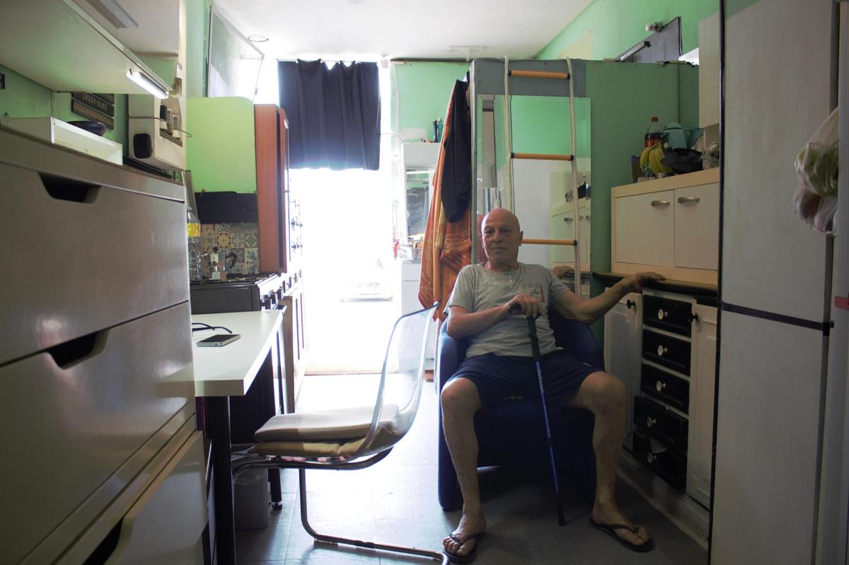 Invalido e pensionato, dopo la separazione crea un monolocale nel Tir: ora Samuele avrà residenza e casa (vera)
