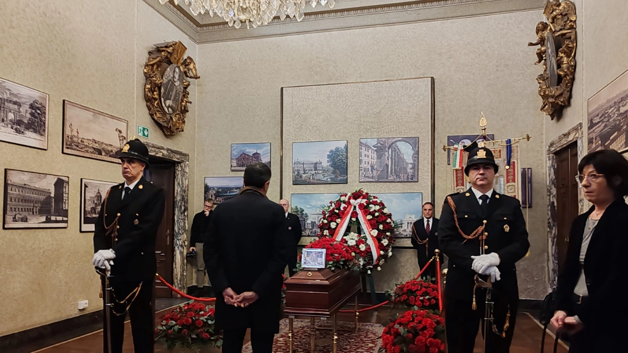 La camera ardente, allestita a Palazzo Marino in Sala dell'Urbanistica, per Paolo Pillitteri, ex sindaco di