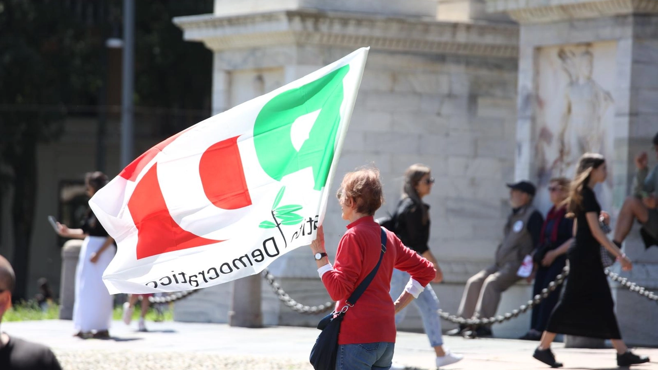 Il comizio elettorale della segretaria Pd a Milano