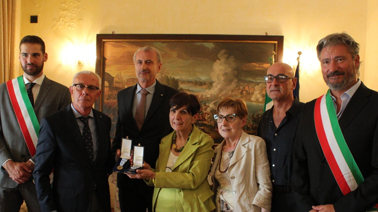 La cerimonia in prefettura la consegna di due medaglie d’oro alle famiglie degli internati La cerimonia in prefettura la consegna di due medaglie d’oro alle famiglie degli internati