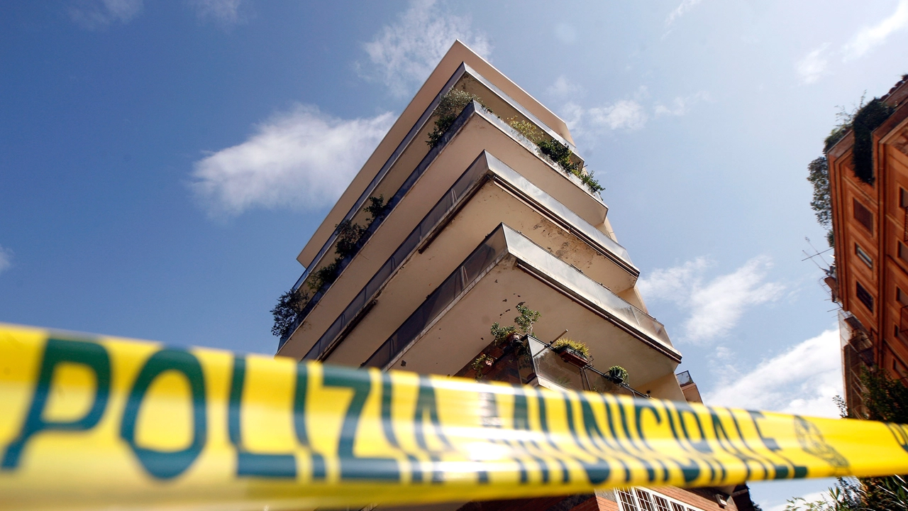 La polizia municipale transenna il condominio dove abita la soubrette Lory Del Santo, nei pressi del Colosseo, stamani 22 settembre 2009, per dare il via ai lavori di demolizione dei gazebo oggetto di abuso edilizio (Ansa)