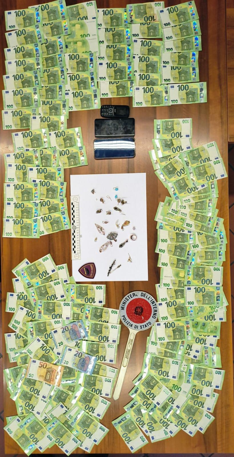 Il furto dall’antiquario, i gioielli da rivendere e la fuga rocambolesca: fallisce, a ore di distanza, il colpo di due ladri Il furto dall’antiquario, i gioielli da rivendere e la fuga rocambolesca: fallisce, a ore di distanza, il colpo di due ladri