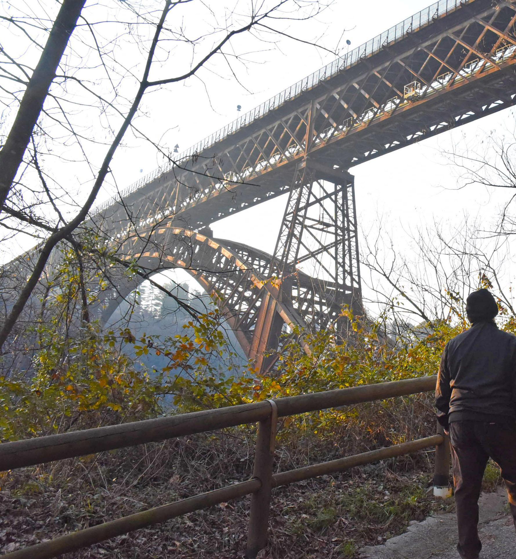 Nuovo ponte, vicino o lontano . Regione e comitati cittadini viaggiano su binari paralleli Nuovo ponte, vicino o lontano . Regione e comitati cittadini viaggiano su binari paralleli