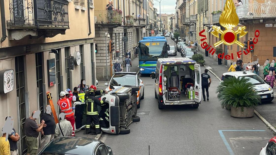 incidente in pieno centro a lodi un8217auto si ribalta 52enne resta incastrata nell8217abitacolo