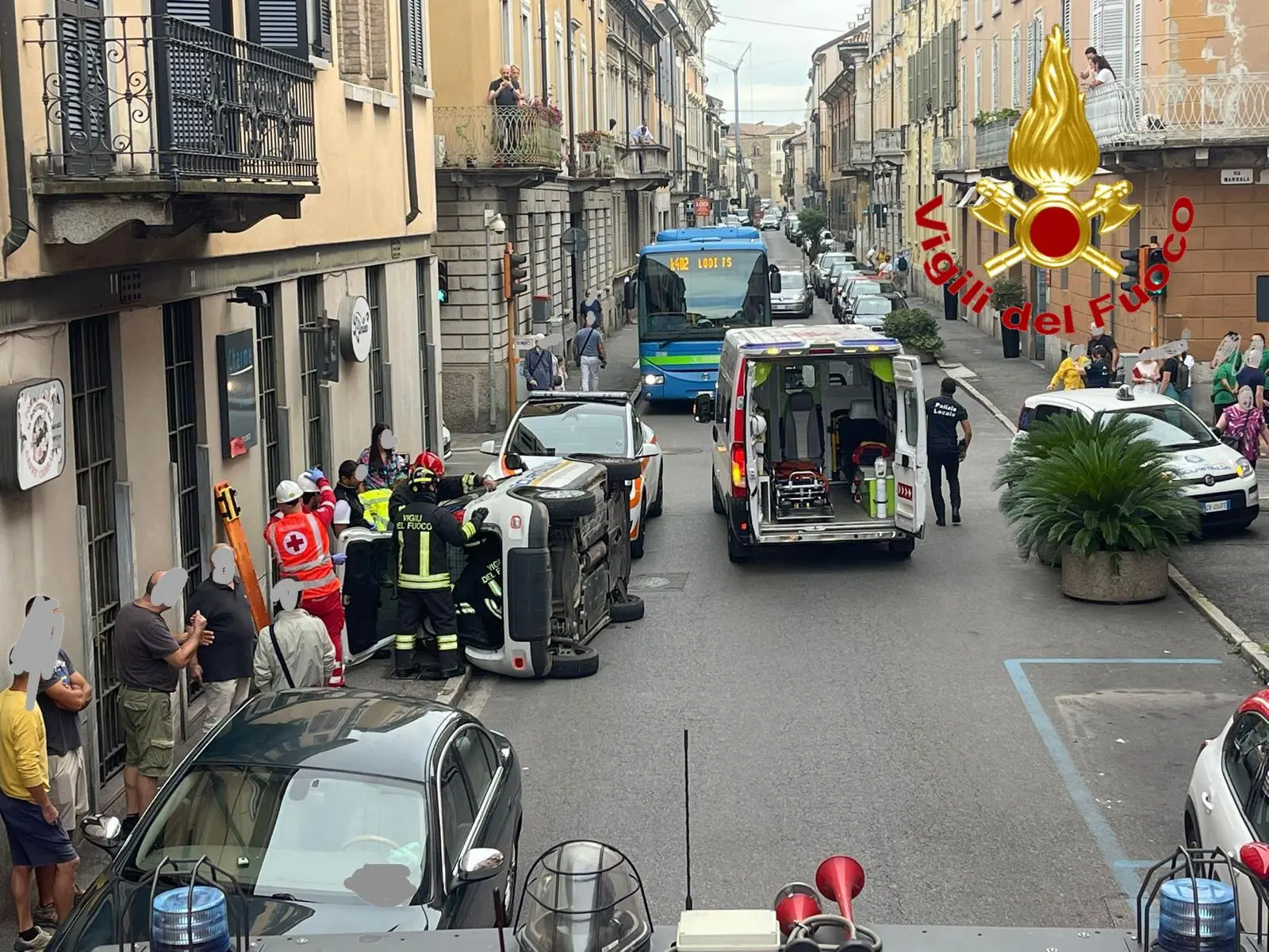 Incidente in pieno centro a Lodi, un’auto si ribalta: 52enne resta incastrata nell’abitacolo