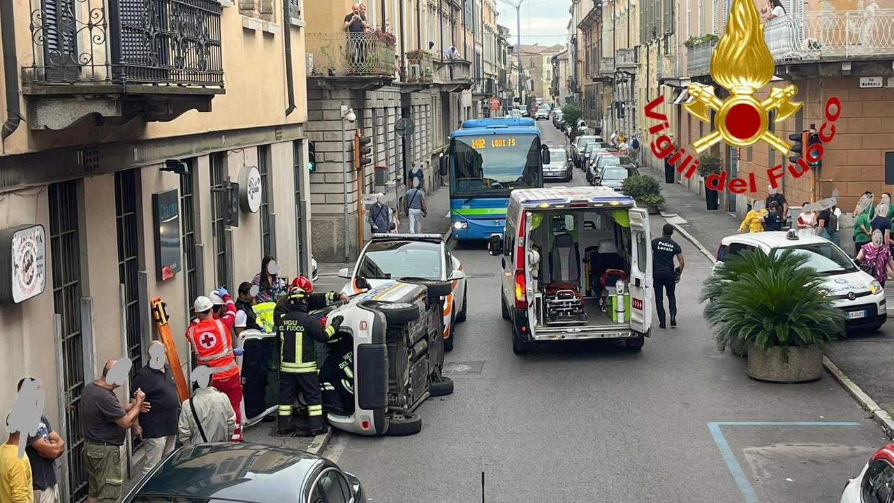 L'incidente ha paralizzato il traffico in mezzo a Lodi