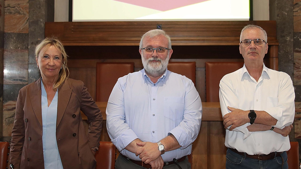 Da sinistra la presidente della Camera di Commercio di Sondrio Loretta Credaro, il presidente della provincia di Sondrio Davide Menegola e il direttore di Apf Valtellina Evaristo Pini, alla presentazione a Palazzo Muzio