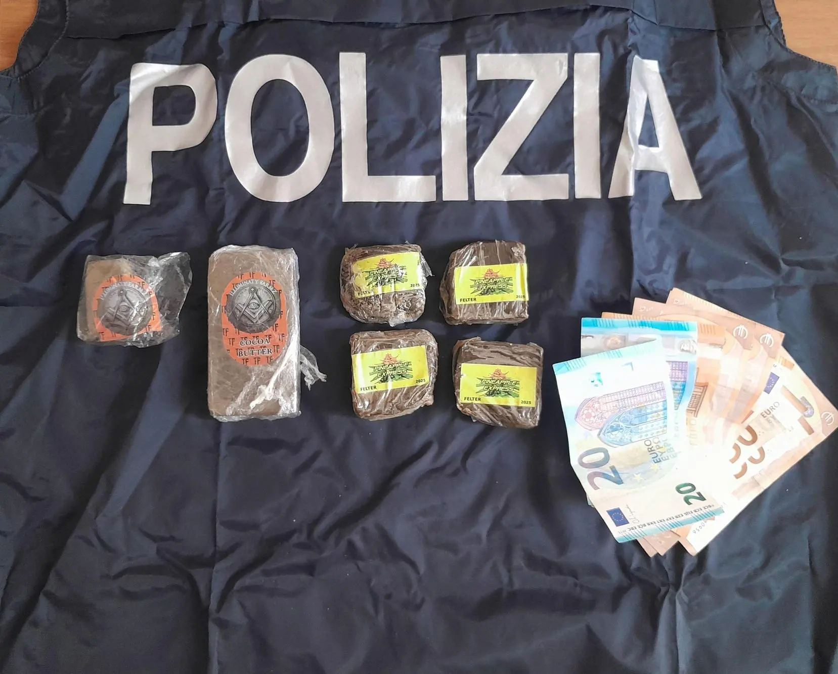Spacciava hashish al dettaglio nel centro del capoluogo. Arrestato con la fidanzata
