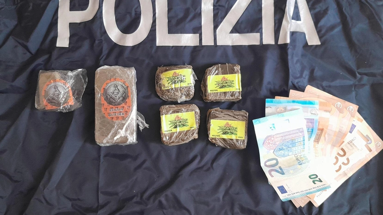 Spacciava hashish al dettaglio nel centro del capoluogo. Arrestato con la fidanzata