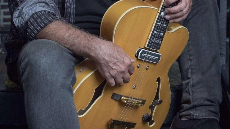 Il leggendario chitarrista Pat Metheny porta il suo ultimo album 'MoonDial' a Brescia, registrato con una chitarra baritona e un sistema di accordatura unico. Un'esperienza musicale senza precedenti. Il leggendario chitarrista Pat Metheny porta il suo ultimo album 'MoonDial' a Brescia, registrato con una chitarra baritona e un sistema di accordatura unico. Un'esperienza musicale senza precedenti.