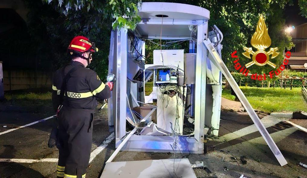 “Un boato nella notte”: assalto al Postamat a Pieve Fissiraga. Ladri in fuga (lasciando a terra 2mila euro in banconote) “Un boato nella notte”: assalto al Postamat a Pieve Fissiraga. Ladri in fuga (lasciando a terra 2mila euro in banconote)