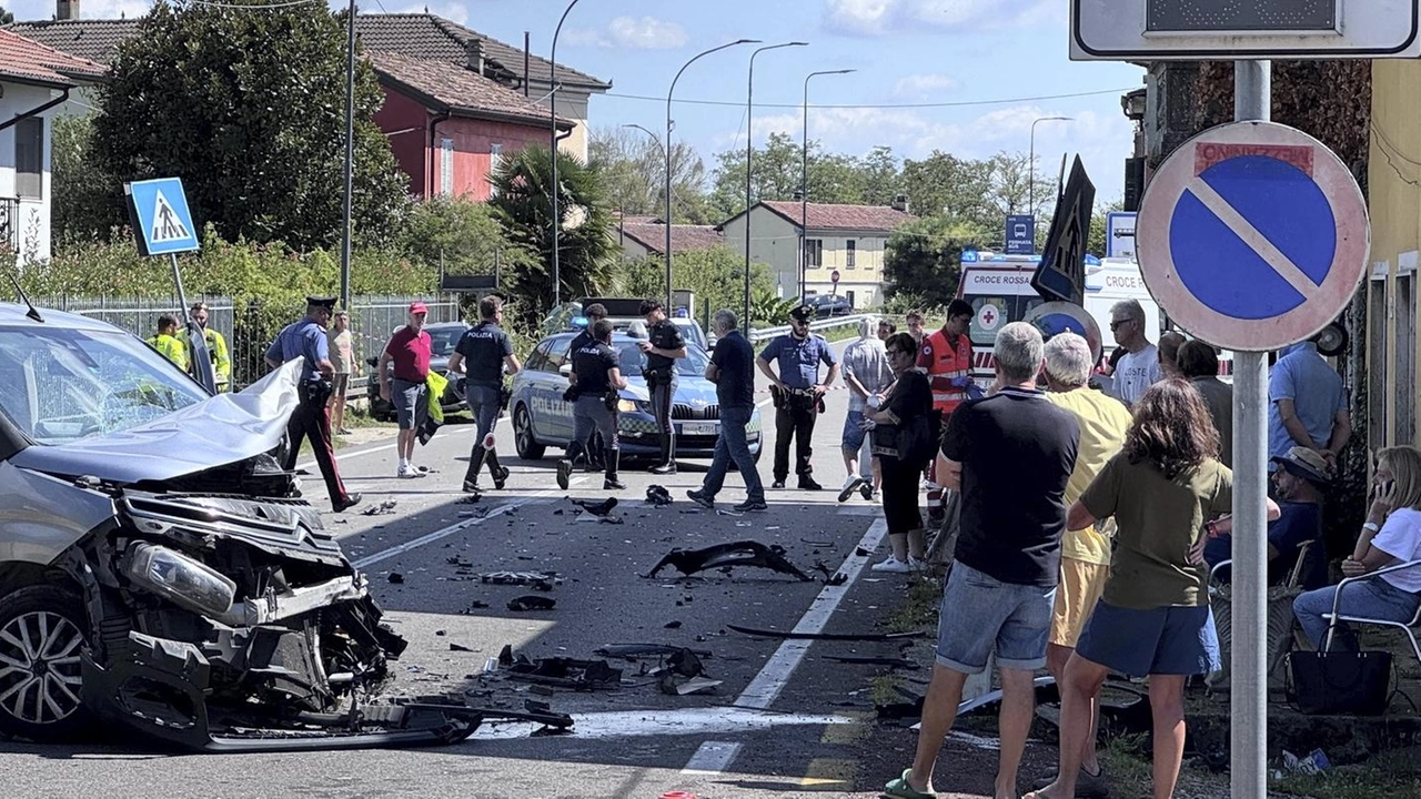 Mezzanino, la due ruote ha finito la corsa prima contro delle fioriere poi contro un muro. Grave il conducente, nulla da fare per la trentunenne che viaggiava sul sellino posteriore.