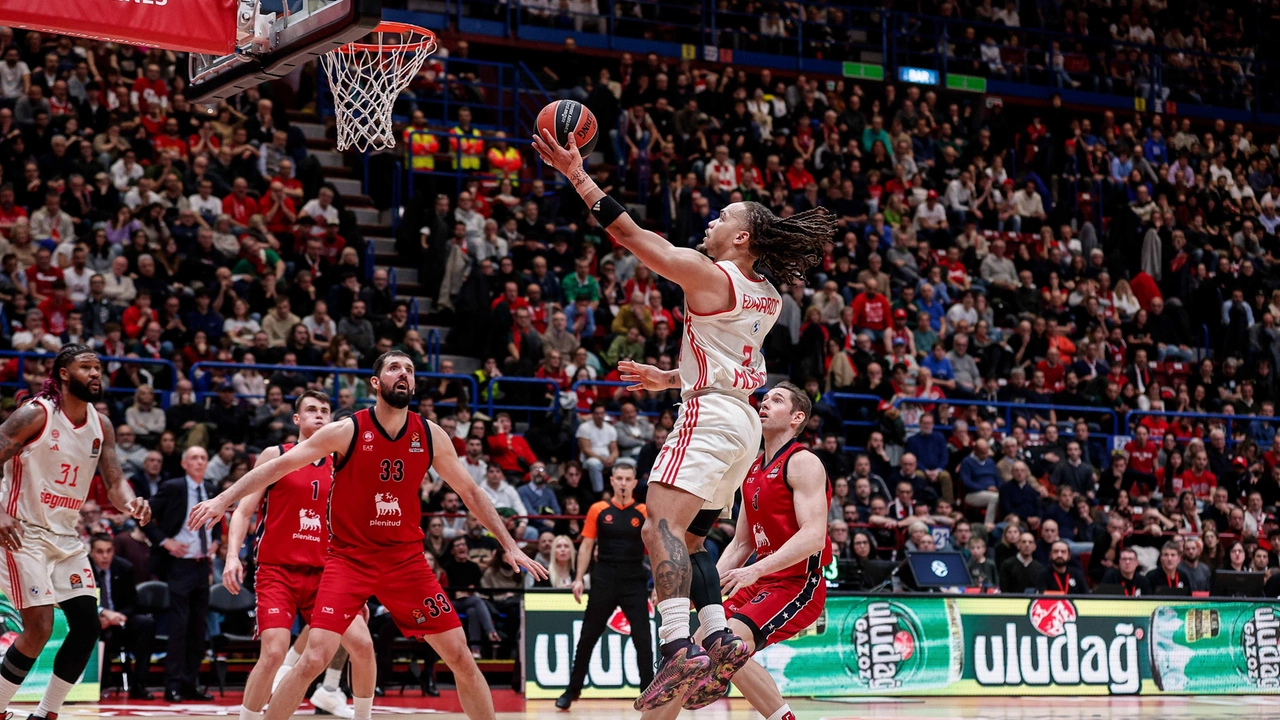 Un'azione di gioco durante la partita fra Olimpia Milano e Bayern Monaco Un'azione di gioco durante la partita fra Olimpia Milano e Bayern Monaco