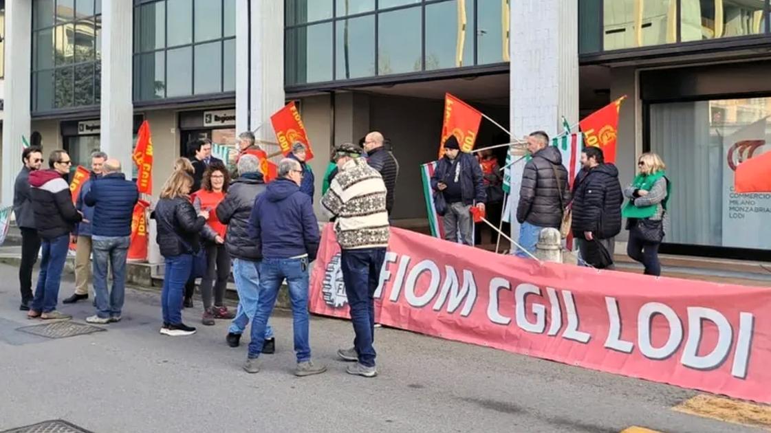 https://www.ilgiorno.it/image-service/view/acePublic/alias/contentid/N2Y0MzNmMWEtYzA5Zi00/0/manifestazione-fiom-cgil-lodi.jpeg?f=16:9&w=1200&h=630