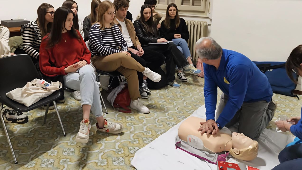 Un corso per l’utilizzo del defibrillatore Nell’Alto Milanese attivate tante iniziative di formazione Un corso per l’utilizzo del defibrillatore Nell’Alto Milanese attivate tante iniziative di formazione