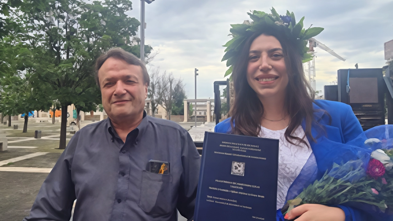 Il collezionista di cartoline Alessio Fumagalli e Giulia Riva festeggiano la laurea della ragazza Il collezionista di cartoline Alessio Fumagalli e Giulia Riva festeggiano la laurea della ragazza