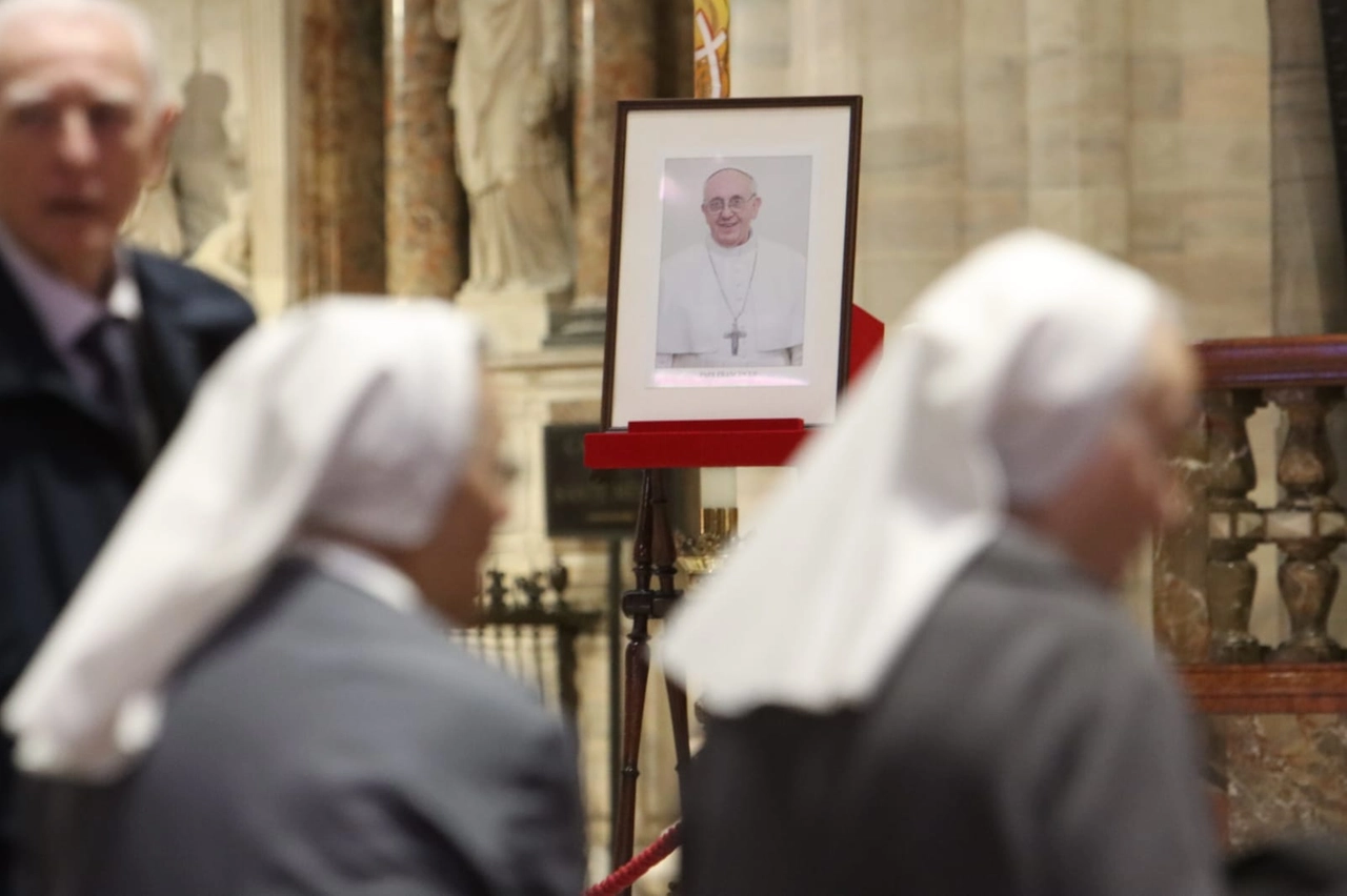 Dolore e commozione per la scomparsa di un pontefice amatissimo e che aveva fatto della vicinanza e attenzione per la "periferia del mondo" la sua missione