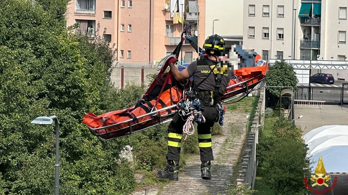 Il soccorso dell'uomo (foto dei Vigili del Fuoco)