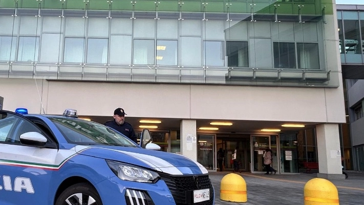 La Volante della Polizia davanti all'ospedale Sant'Anna