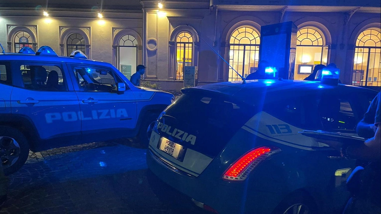 Inseguimento della polizia: motorino in fuga dopo che non si ferma all'alt Inseguimento della polizia: motorino in fuga dopo che non si ferma all'alt