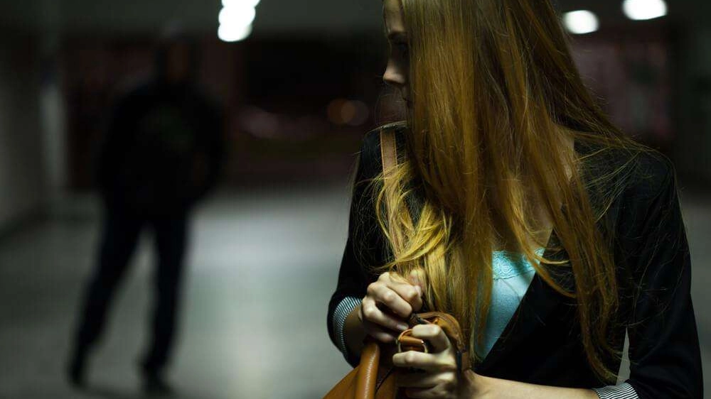 Una ragazza vittima di stalking (foto d'archivio) Una ragazza vittima di stalking (foto d'archivio)