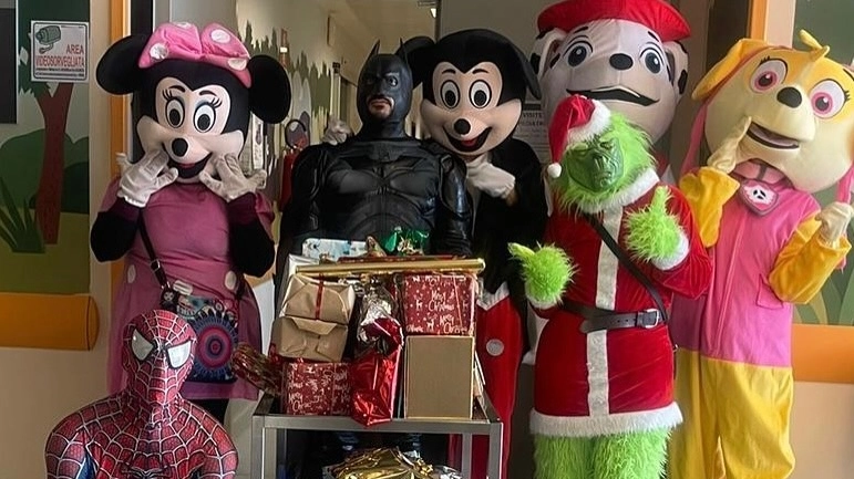 La squadra di supereroi che ha fatto visita ai piccoli ricoverati al Niguarda di Milano
