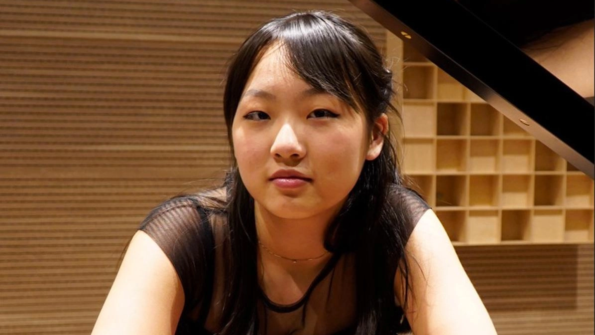 La maggiore età la festeggia così: esibendosi come solista con l’orchestra. Monica Zhang (foto), pianista, 18 anni appena compiuti,... La maggiore età la festeggia così: esibendosi come solista con l’orchestra. Monica Zhang (foto), pianista, 18 anni appena compiuti,...