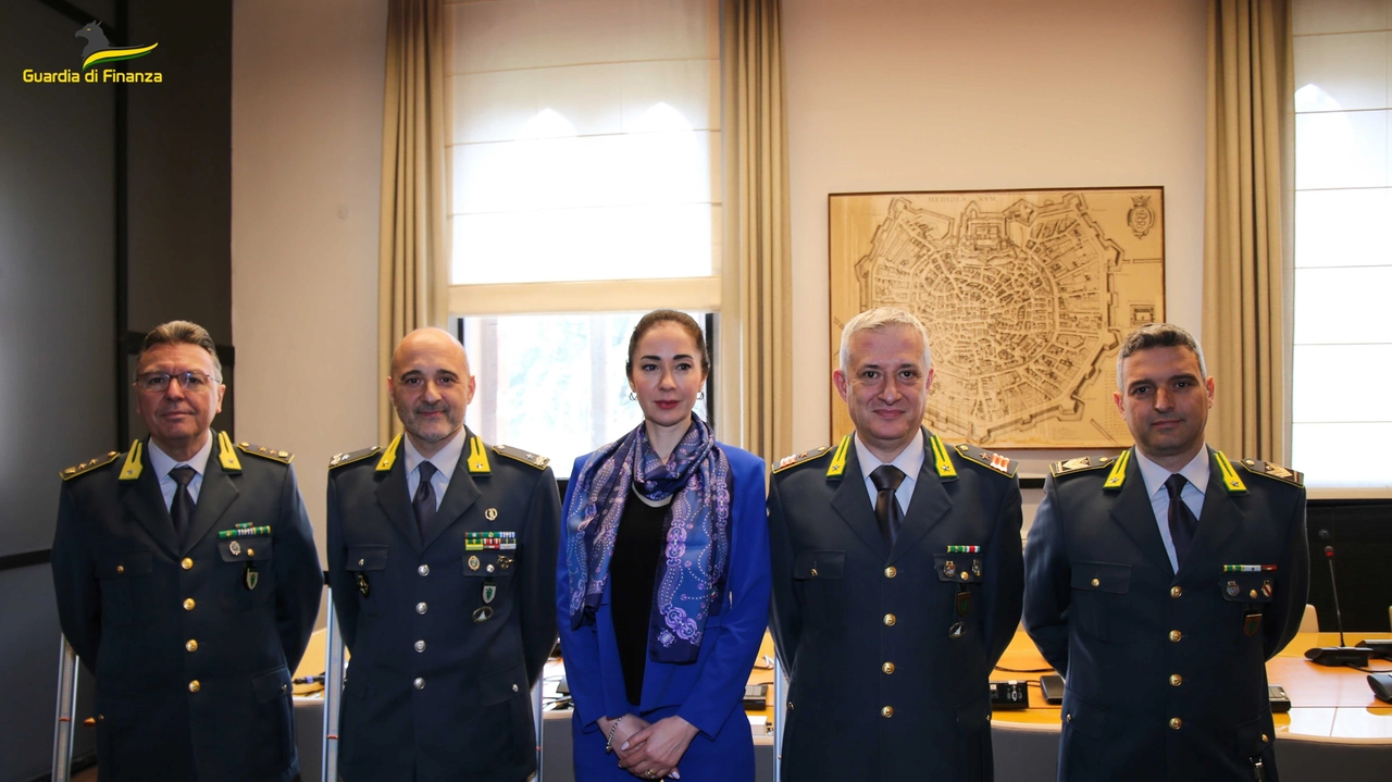 Un momento della consegna delle lampade all'Università di Milano (foto della Guardia di Finanza)