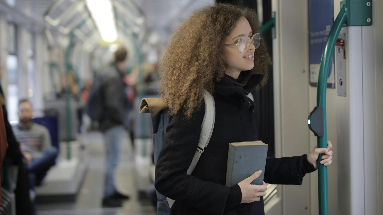 A Roma un treno della metropolitana dedicato alla lettura, iniziativa Rai-Cepell per promuovere la lettura sui mezzi pubblici. Potenziale per estensione ad altre città come Milano. A Roma un treno della metropolitana dedicato alla lettura, iniziativa Rai-Cepell per promuovere la lettura sui mezzi pubblici. Potenziale per estensione ad altre città come Milano.