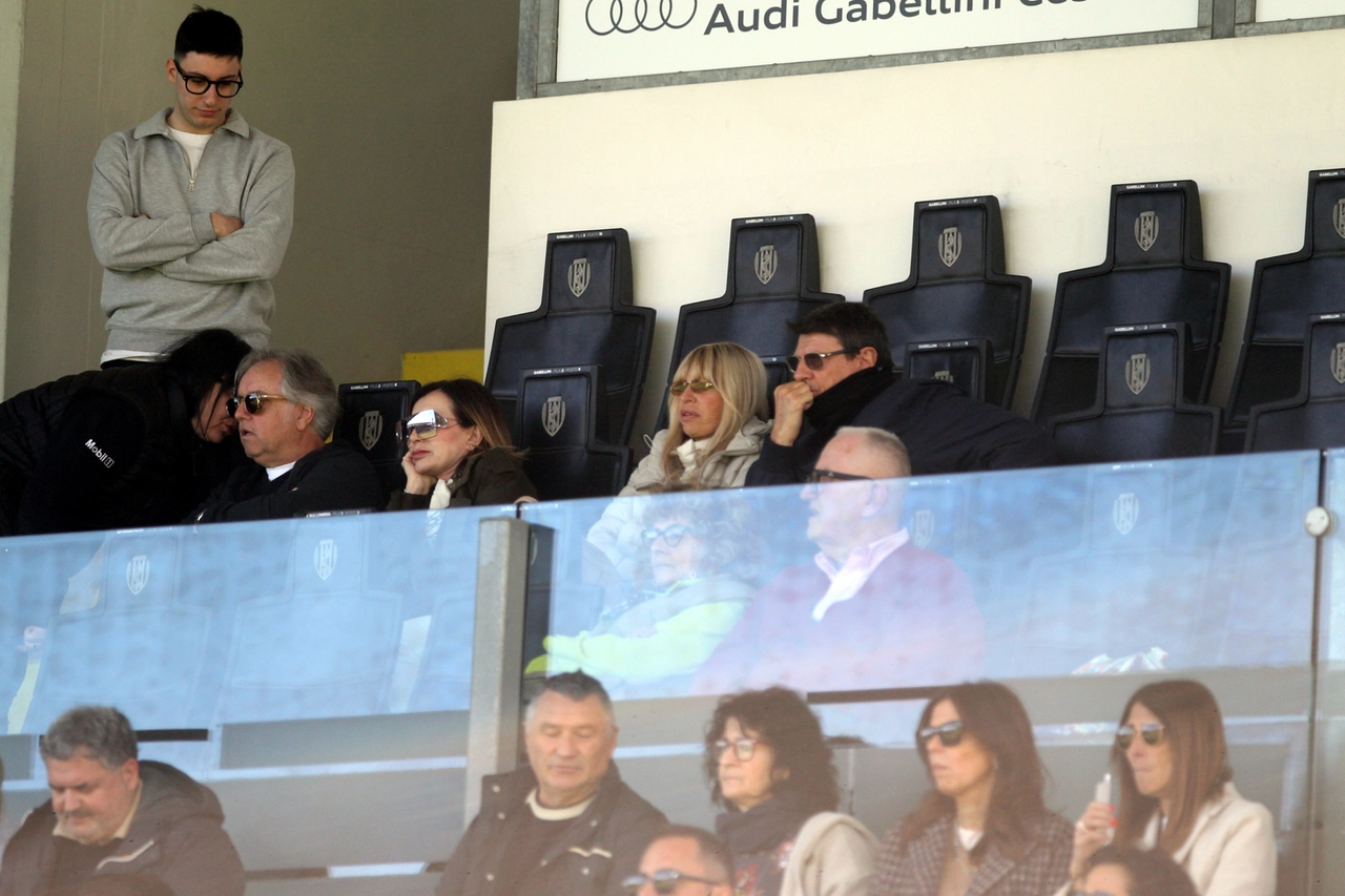 Mamma Alessandra Mussolini assiste alla partita del figlio dalla tribuna. Il figlio è il pronipote del duce