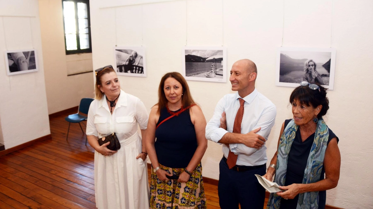 Le muse del lago di Como in mostra a Lecco. Le muse del lago sono donne audaci, sfrontate e sensuali...
