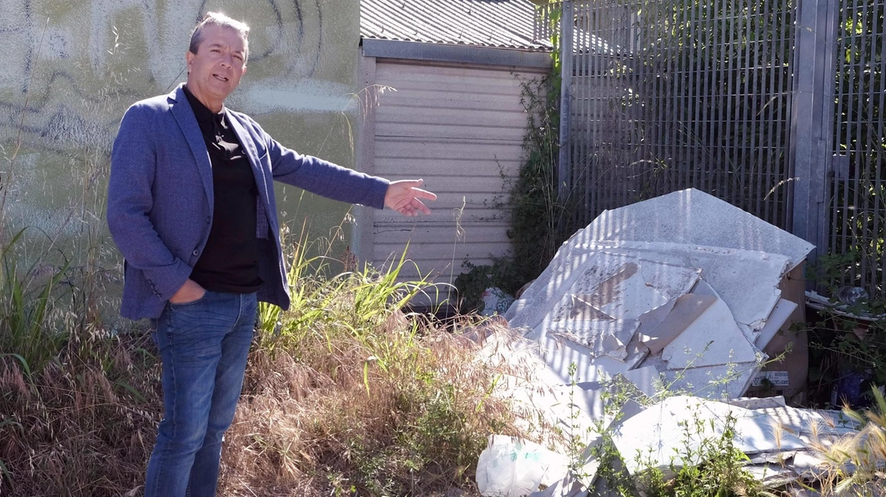 CASTANO PRIMO (Milano) Hanno scambiato le vie del paese per una discarica a cielo aperto, dove tutto è possibile: ma... CASTANO PRIMO (Milano) Hanno scambiato le vie del paese per una discarica a cielo aperto, dove tutto è possibile: ma...