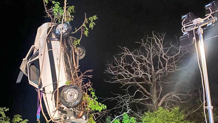 L'auto della donna recuperata dal lago L'auto della donna recuperata dal lago