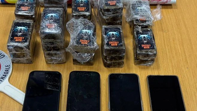 La droga sequestrata a bordo dell'auto La droga sequestrata a bordo dell'auto