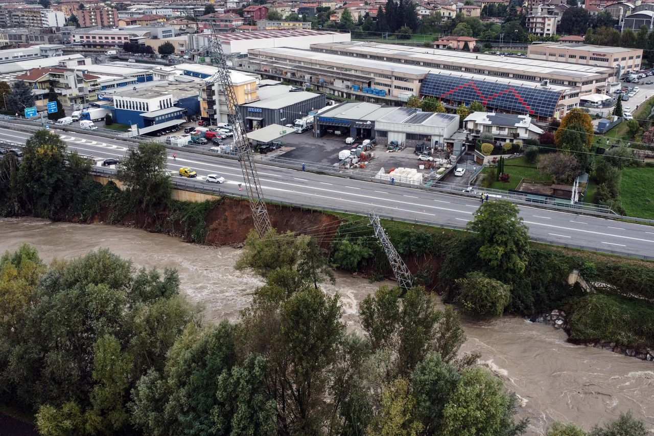 High voltage pylon collapsed in Nembro