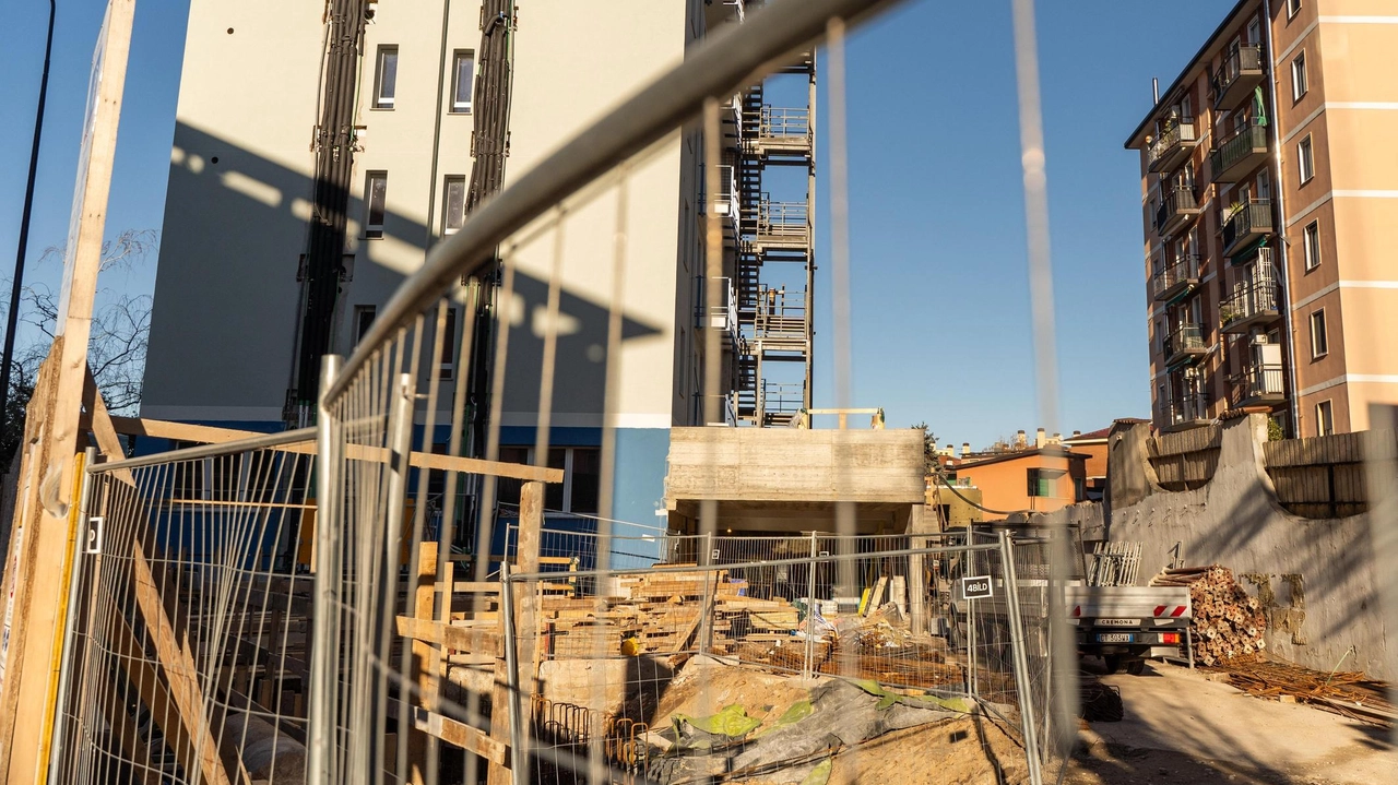 Niente stipendio prima delle feste, in tre salgono sul tetto di un edificio in ristrutturazione e minacciano di lanciarsi... Niente stipendio prima delle feste, in tre salgono sul tetto di un edificio in ristrutturazione e minacciano di lanciarsi...