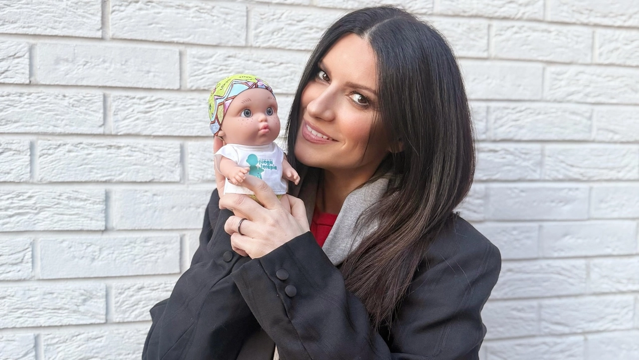 Laura Pausini con una Baby Pelones di Fondazione Juegaterapia Laura Pausini con una Baby Pelones di Fondazione Juegaterapia