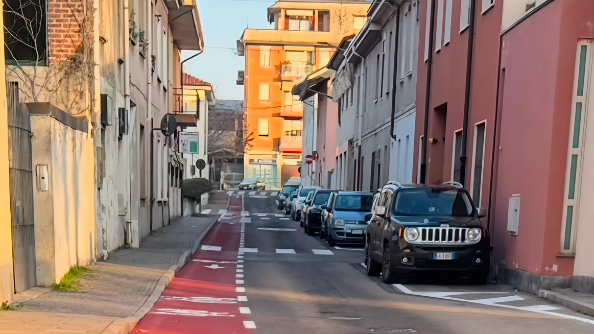 Solaro, protestano i residenti: in centro gli spazi a disposizione si riducono. In alcuni punti non è possibile aprire le portiere o parcheggiare negli stalli. Solaro, protestano i residenti: in centro gli spazi a disposizione si riducono. In alcuni punti non è possibile aprire le portiere o parcheggiare negli stalli.