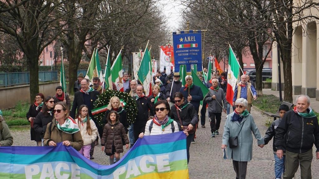 Sindaci in fascia tricolore e tanta gente per ricordare i Martiri di Pessano: furono fucilati il 9 marzo 1945, 80 anni fa. L’Anpi ha voluto rendere omaggio anche a tutte le partigiane Sindaci in fascia tricolore e tanta gente per ricordare i Martiri di Pessano: furono fucilati il 9 marzo 1945, 80 anni fa. L’Anpi ha voluto rendere omaggio anche a tutte le partigiane