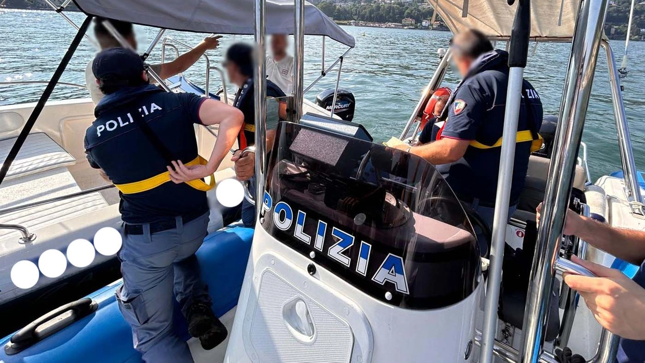 Gli agenti di polizia fermano il motoscafo sul lago di Como Gli agenti di polizia fermano il motoscafo sul lago di Como
