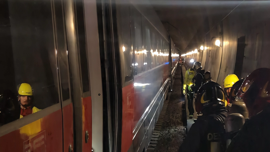 I vigili del fuoco impegnati nel tunnel di Somaglia L’addestramento non ha comportato modifiche sulla linea ferroviaria I vigili del fuoco impegnati nel tunnel di Somaglia L’addestramento non ha comportato modifiche sulla linea ferroviaria