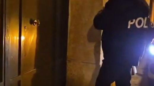 La polizia di Stato in azione per eseguire le ordinanze di custodia cautelare in carcere e le perquisizioni La polizia di Stato in azione per eseguire le ordinanze di custodia cautelare in carcere e le perquisizioni