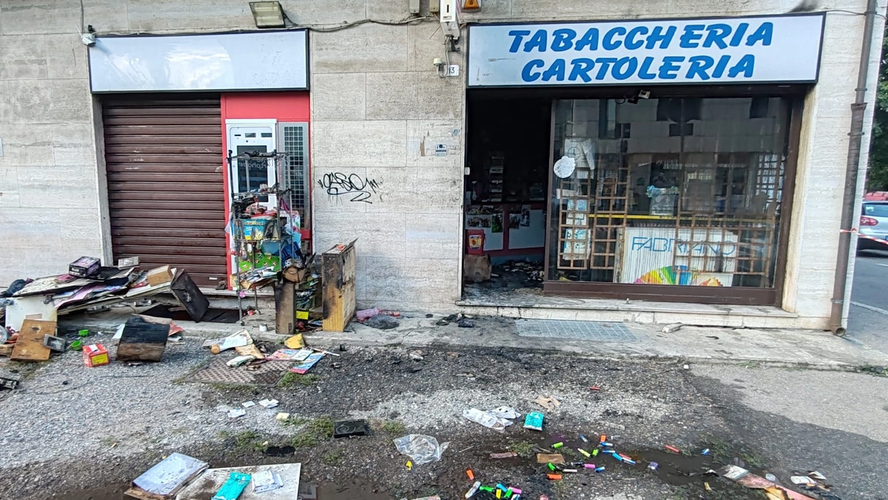 La cartoleria distrutta dalle fiamme La cartoleria distrutta dalle fiamme