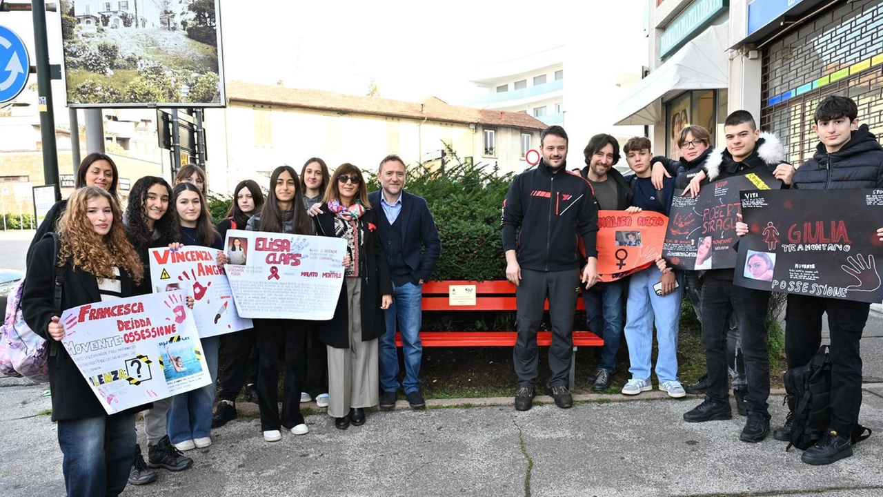 Varese, svelata in piazza Libertà la nuova seduta ideata dai residenti del rione per sensibilizzare i concittadini. L’idea ha raccolto il plauso dell’Amministrazione: "Un passo importante verso il cambiamento culturale". Varese, svelata in piazza Libertà la nuova seduta ideata dai residenti del rione per sensibilizzare i concittadini. L’idea ha raccolto il plauso dell’Amministrazione: "Un passo importante verso il cambiamento culturale".